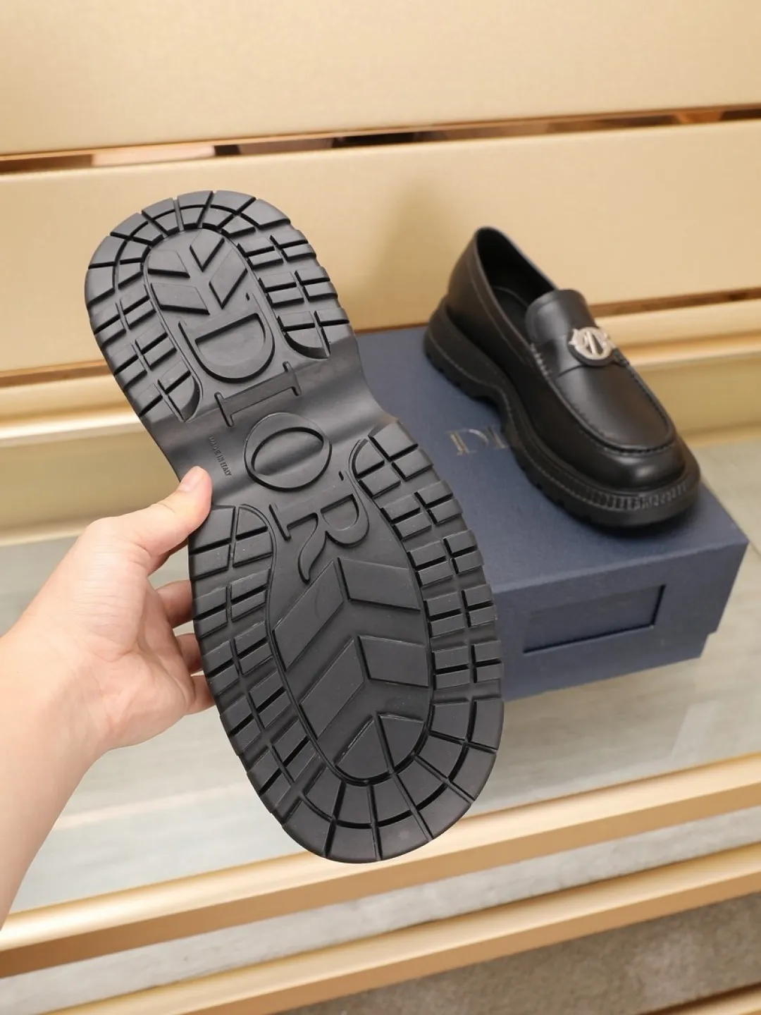 Factory P500💰dior 🆕Men's classic loafers, which combine classic shoe styles with retro California style. Slipper style design, easy to put on and take off. Crafted from top-grain cowhide leather, they feature a rubber lugged sole and the DIO* AND SHAWN signature in brass and enamel. Wear it with casual clothing or a suit. Size: 38-44 (45.46 customized)